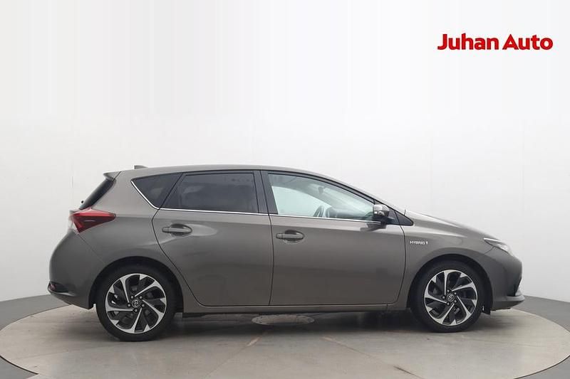 Käytetty Toyota Auris Hybrid Active 99 HP (72 kW) 2017 Harmaa Viistoperä