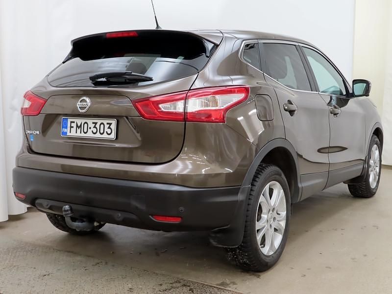 Käytetty Nissan Qashqai N-Connecta 116 HP (85 kW) 2017 Ruskea Katumaasturi
