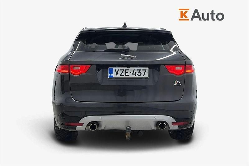 Käytetty Jaguar F-Pace S 301 HP (221 kW) 2016 Musta Katumaasturi