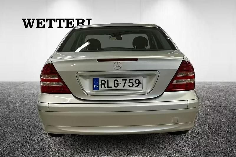 Käytetty Mercedes C180 143 HP (105 kW) 2005 Harmaa Sedan