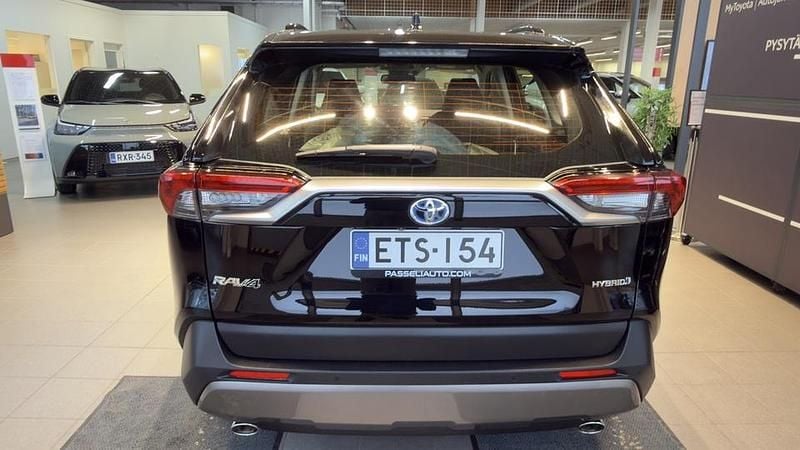 Käytetty Toyota RAV4 Hybrid Active 178 HP (130 kW) 2021 Musta Katumaasturi