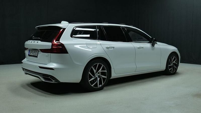 Käytetty Volvo V60 R-Design 392 HP (288 kW) 2021 Farmari