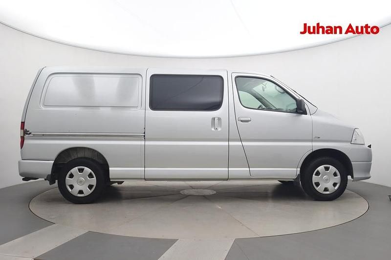 Käytetty Toyota HiAce 95 HP (69 kW) 2012 Hopea Van