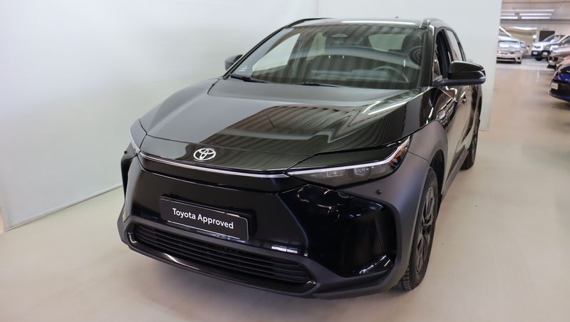 Musta Käytetty 2023 Toyota bZ4X Active Katumaasturi | 30 900 € - Kuva 1/4