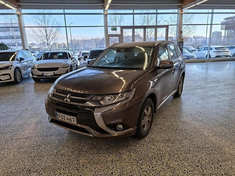 Käytetty Mitsubishi Outlander P-HEV Instyle 150 HP (110 kW) 2019 Ruskea Katumaasturi