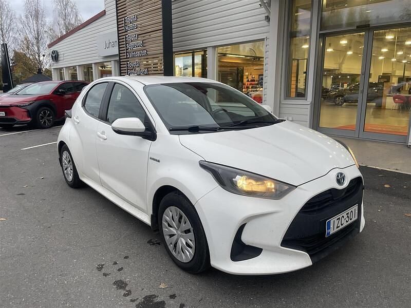 Valkoinen Käytetty 2020 Toyota Yaris Hybrid Active Viistoperä | 17 240 € (Perustarjous) - Kuva 1/4