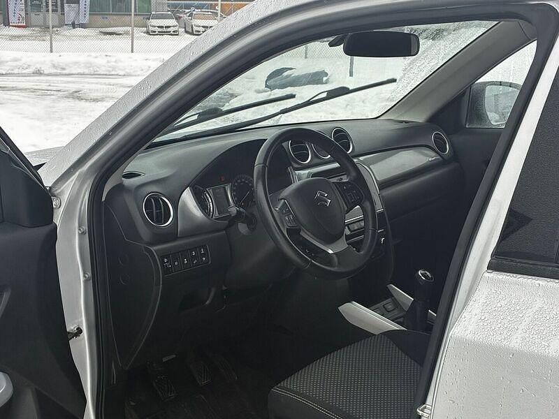 Käytetty Suzuki Vitara GL 120 HP (88 kW) 2016 Katumaasturi