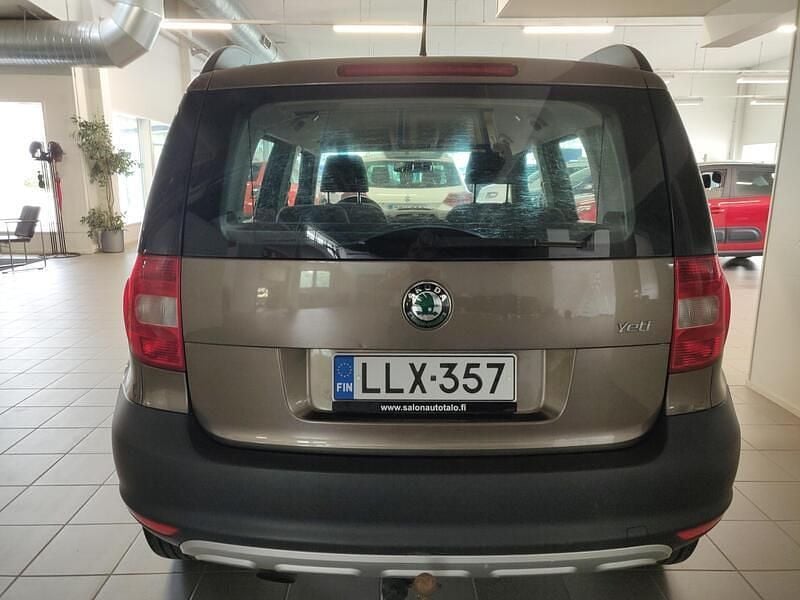 Käytetty Skoda Yeti Active 105 HP (77 kW) 2013 Ruskea Katumaasturi