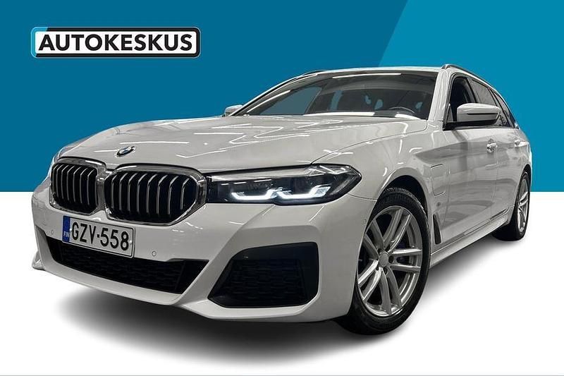 Valkoinen Käytetty 2021 BMW 530e M Sport Farmari | 30 490 € (Hyvä tarjous) - Kuva 1/2