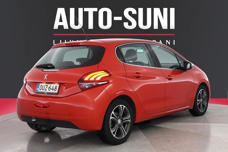 Käytetty Peugeot 208 Allure 110 HP (80 kW) 2015 Viistoperä
