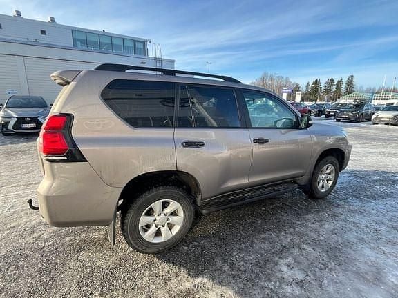 Käytetty Toyota Land Cruiser Life 177 HP (130 kW) 2019 Ruskea (beige) Van