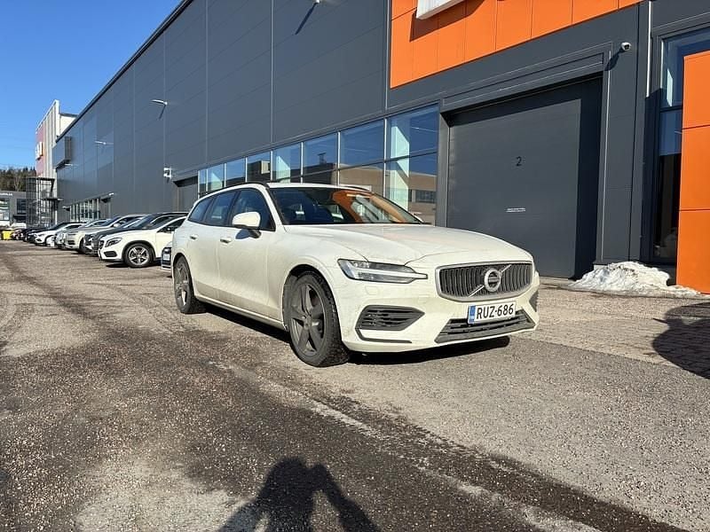 Käytetty Volvo V60 Momentum 303 HP (222 kW) 2020 Farmari
