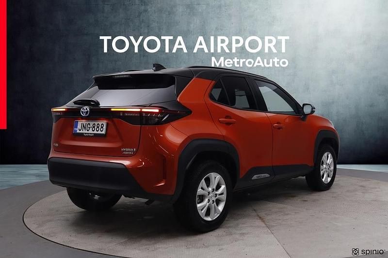 Käytetty Toyota Yaris Cross 116 HP (85 kW) 2023 Met. oranssi Katumaasturi