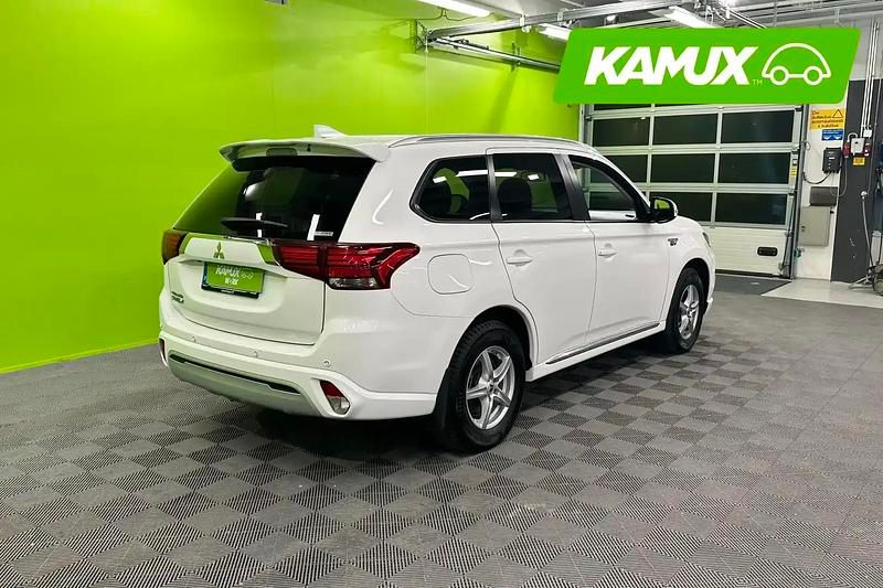 Käytetty Mitsubishi Outlander P-HEV Intense 135 HP (99 kW) 2020 Valkoinen Farmari