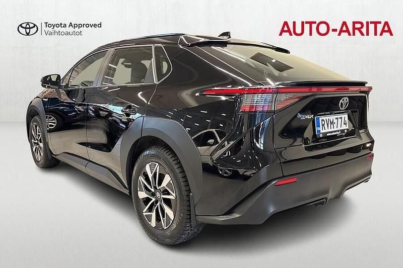 Käytetty Toyota bZ4X Active 160 kW (218 HP) 2024 Musta Katumaasturi