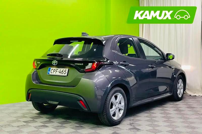 Käytetty Toyota Yaris Hybrid Active 116 HP (85 kW) 2021 Hopea / harmaa Sedan