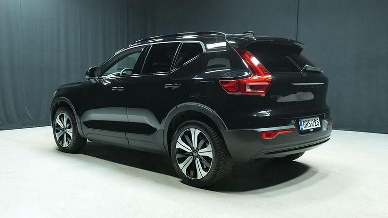 Käytetty Volvo EX40 Performance 325 kW (442 HP) 2025 Musta Katumaasturi