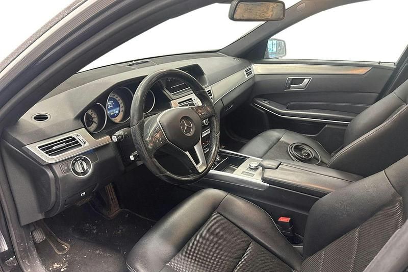 Käytetty Mercedes E200 Business 134 HP (98 kW) 2015 Musta Sedan