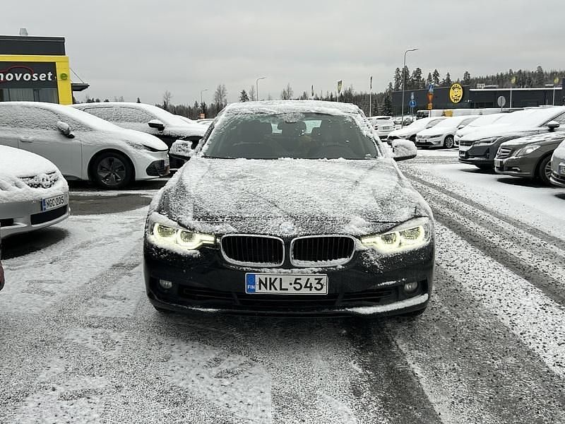 Musta Käytetty 2016 BMW 318 Sedan | 18 770 € (Hieman kallis) - Kuva 1/4