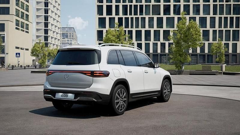 Käytetty Mercedes EQB300 AMG line 167 kW (228 HP) 2024 Katumaasturi