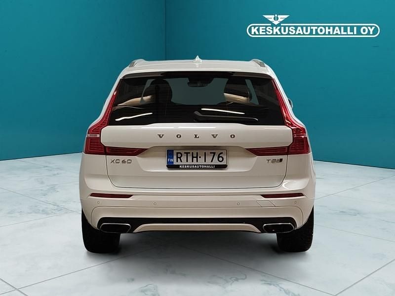 Käytetty Volvo XC60 R-Design 320 HP (235 kW) 2018 Valkoinen Katumaasturi