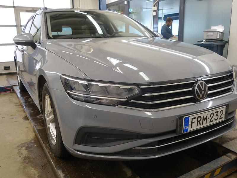 Käytetty VW Passat Business 150 HP (110 kW) 2023 Harmaa Farmari