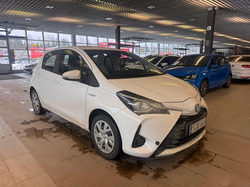Käytetty Toyota Yaris Hybrid Active 73 HP (53 kW) 2018 Viistoperä