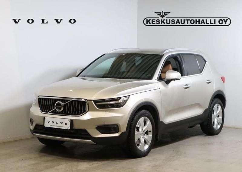 Ruskea Käytetty 2019 Volvo XC40 Inscription Katumaasturi | 38 950 € (Kallis) - Kuva 1/4