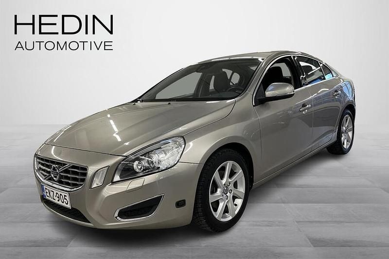 Ruskea Käytetty 2011 Volvo S60 Momentum Sedan | 13 800 € (Hieman kallis) - Kuva 1/4