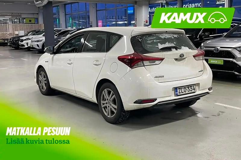 Käytetty Toyota Auris Hybrid Active 99 HP (72 kW) 2017 Valkoinen Sedan