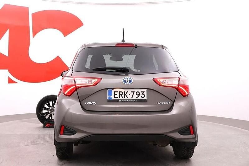 Käytetty Toyota Yaris Hybrid Active 101 HP (74 kW) 2019 Harmaa Viistoperä