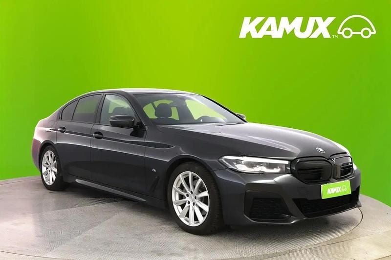 Hopea / harmaa Käytetty 2021 BMW 520 M Sport Sedan | 32 790 € (Hieman kallis) - Kuva 1/4