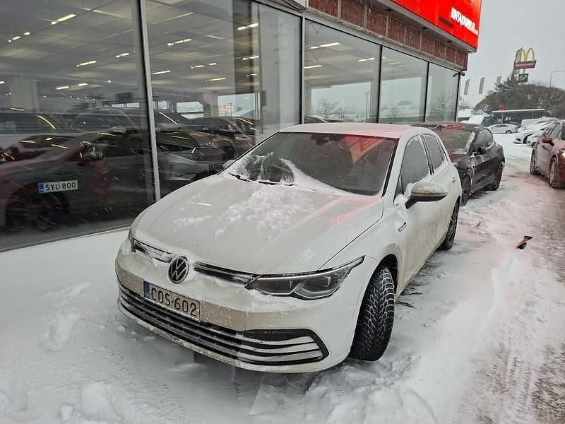 Käytetty VW Golf VIII Comfortline 150 HP (110 kW) 2020 Valkoinen Viistoperä