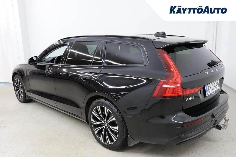 Käytetty Volvo V60 Plus 350 HP (257 kW) 2025 Musta Farmari