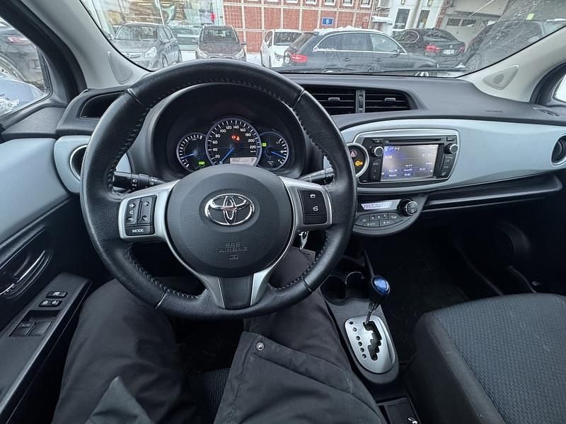 Käytetty Toyota Yaris Hybrid Sol 75 HP (55 kW) 2012 Harmaa Viistoperä