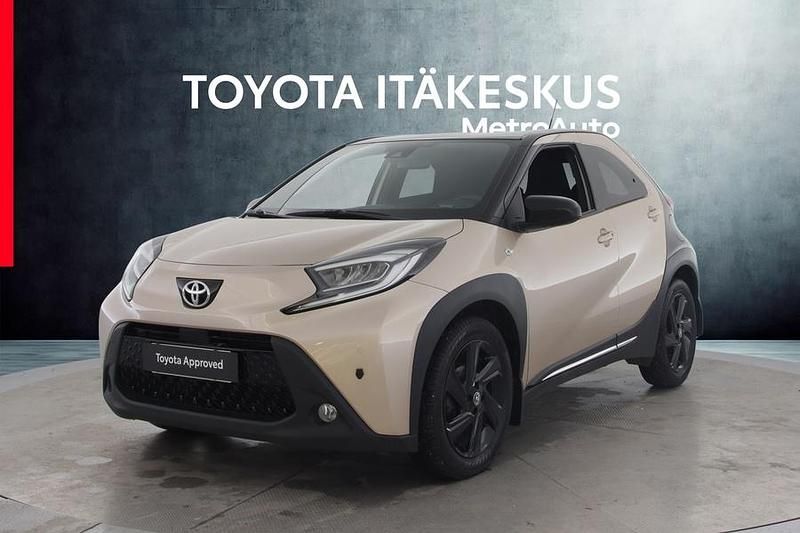 Ruskea (beige) Käytetty 2022 Toyota Aygo X Multidrive S Katumaasturi | 15 380 € (Hieman kallis) - Kuva 1/4