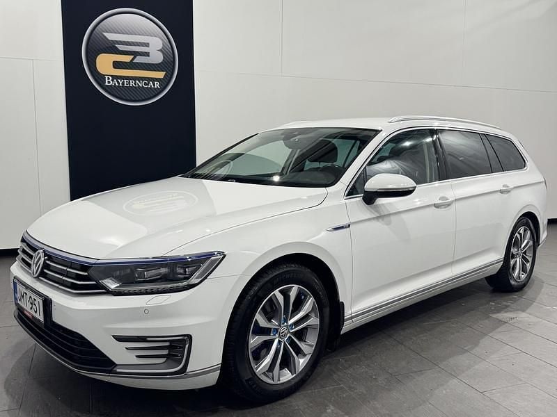 Valkoinen Käytetty 2018 VW Passat Comfortline Farmari | 16 800 € (Perustarjous) - Kuva 1/4