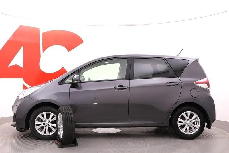 Käytetty Toyota Verso-S Active 99 HP (72 kW) 2015 Harmaa Tila-auto