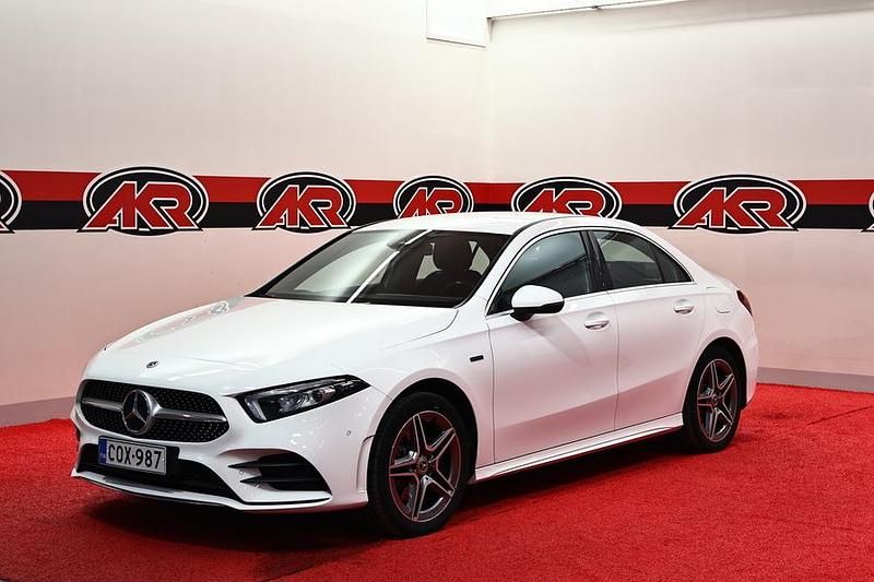 Valkoinen Käytetty 2020 Mercedes A250 Business Sedan | 21 900 € (Perustarjous) - Kuva 1/4