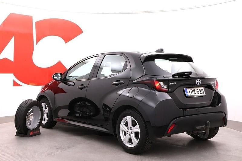Käytetty Toyota Yaris Hybrid Active 116 HP (85 kW) 2022 Musta Viistoperä