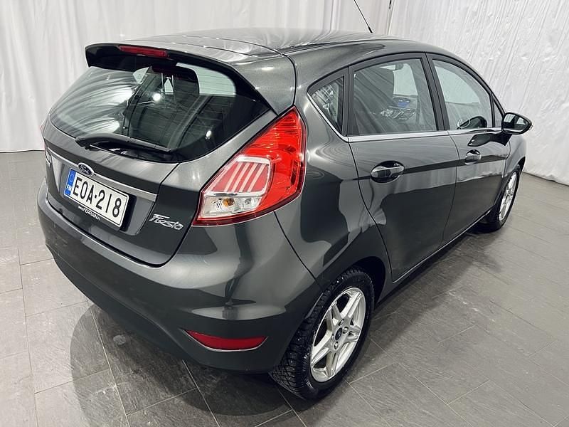 Käytetty Ford Fiesta Titanium 101 HP (74 kW) 2016 Harmaa Viistoperä