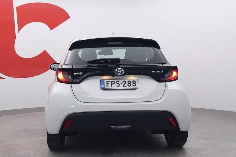 Käytetty Toyota Yaris Hybrid Active 116 HP (85 kW) 2020 Valkoinen Viistoperä