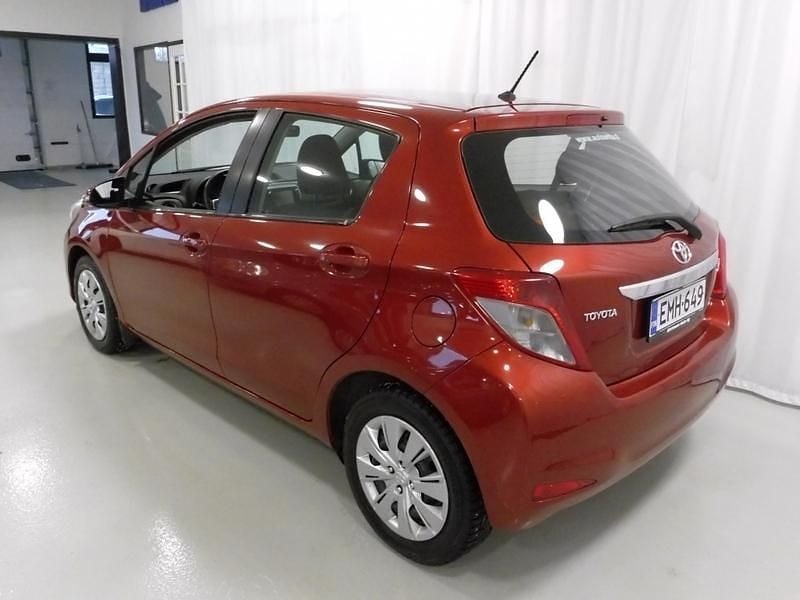 Käytetty Toyota Yaris Active 99 HP (72 kW) 2013 Punainen Viistoperä