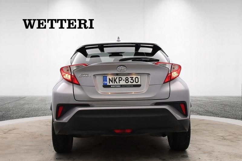 Käytetty Toyota C-HR Active 116 HP (85 kW) 2017 Hopea Katumaasturi