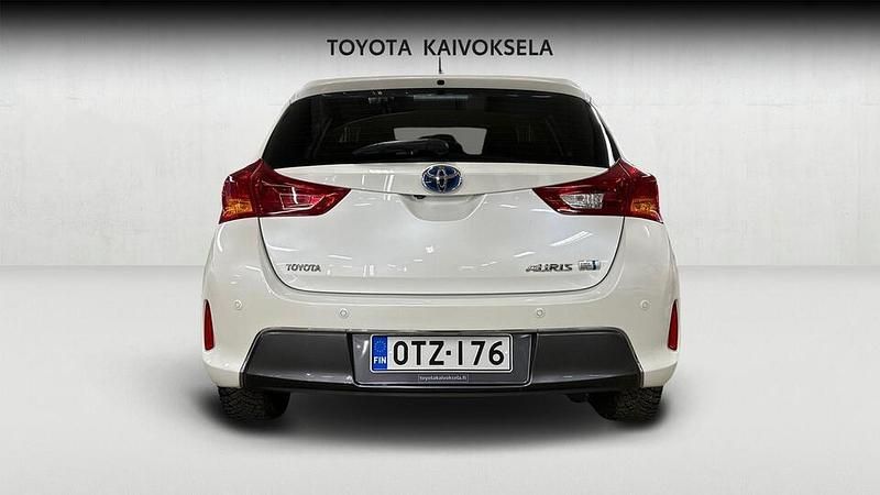 Käytetty Toyota Auris Hybrid Comfort 99 HP (72 kW) 2013 Valkoinen Viistoperä