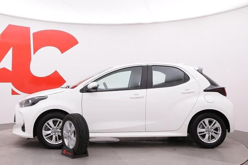 Käytetty Toyota Yaris Hybrid Active 116 HP (85 kW) 2023 Valkoinen Viistoperä