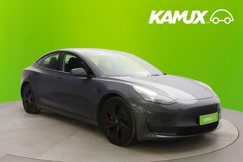 Hopea / harmaa Käytetty 2023 Tesla Model 3 Performance Sedan | 31 880 € (Perustarjous) - Kuva 1/4