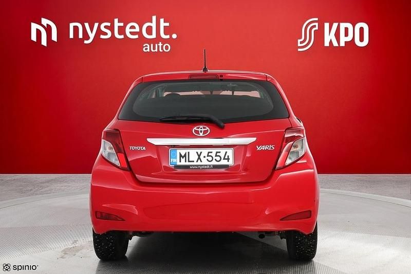 Käytetty Toyota Yaris Multidrive S 99 HP (72 kW) 2014 Punainen Viistoperä