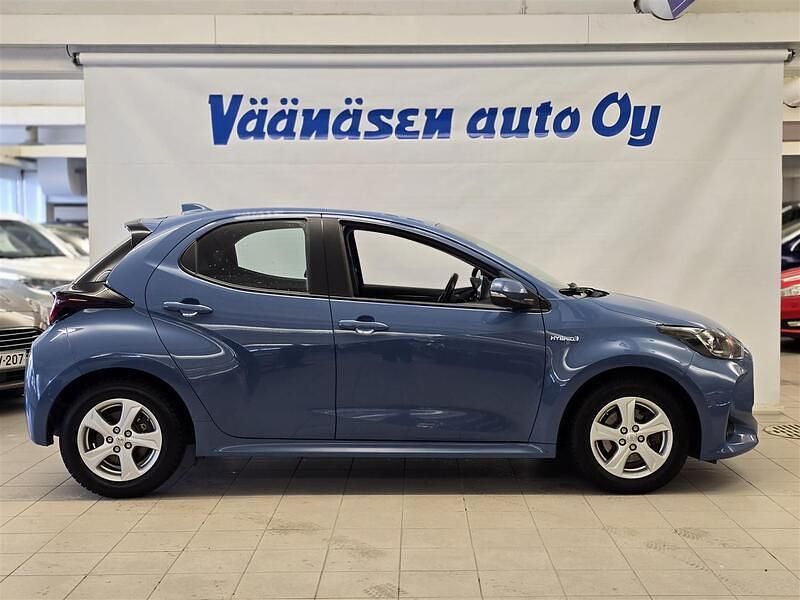 Käytetty Toyota Yaris Hybrid Active 116 HP (85 kW) 2021 Sininen Viistoperä