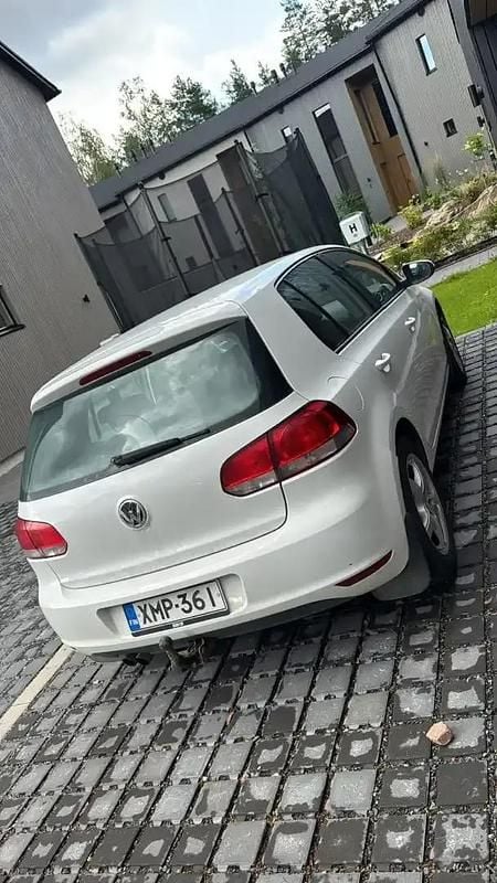 Valkoinen Käytetty 2010 VW Golf VI Sedan | 5 780 € (Perustarjous) - Kuva 1/4